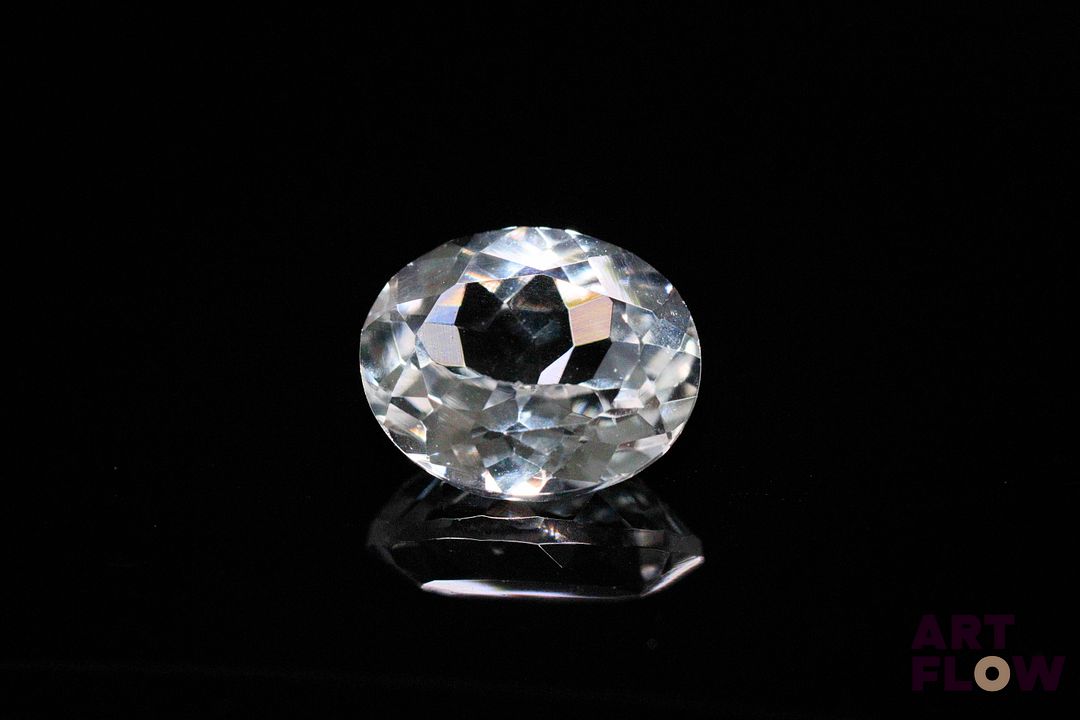 Quartz incolore ovale. 5.63 cts. 12.0mm x 9.9mm