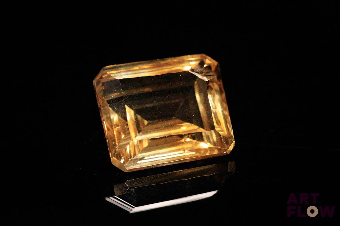 Citrine rectangulaire à pans coupés concave. Jolie couleur. 10.30 cts. 14.0mm x 12.0mm