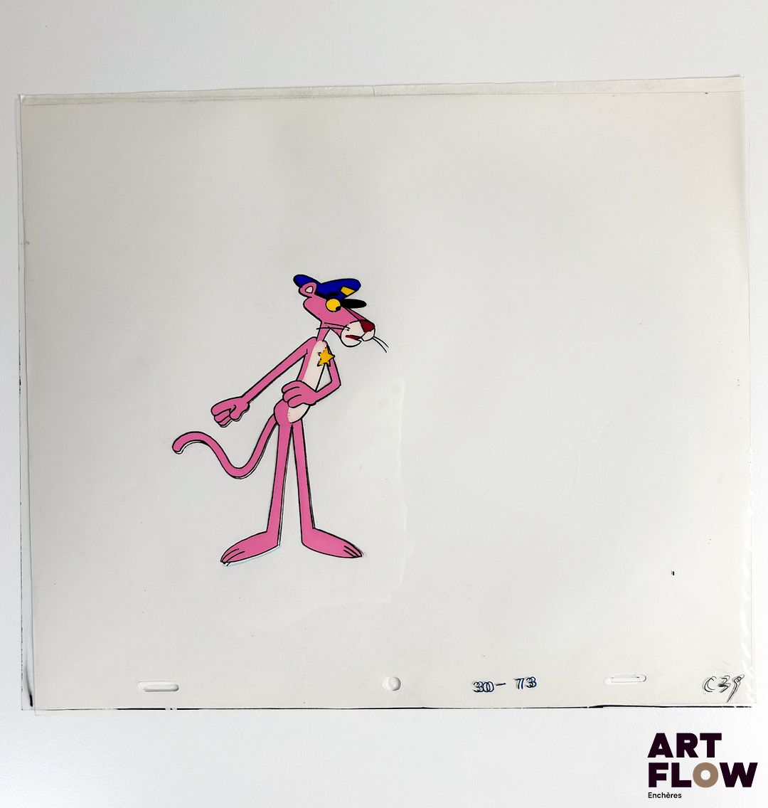 La Panthère Rose (The Pink Panther), d'après Friz Freleng Cellulo à l’encre et à la gouache représentant la Panthère Rose en policier Animé américain d'après la série créée par Friz Freleng et David DePatie "La Panthère Rose est le personnage principal de son univers animé. C’est une panthère anthropomorphe, élégante et malicieuse, connue pour son calme, son humour subtil et ses situations comiques souvent muettes. Elle se distingue par sa capacité à se sortir habilement de situations absurdes tout en conservant son style raffiné et son charme unique." Dimensions : 27 x 31,5 cm