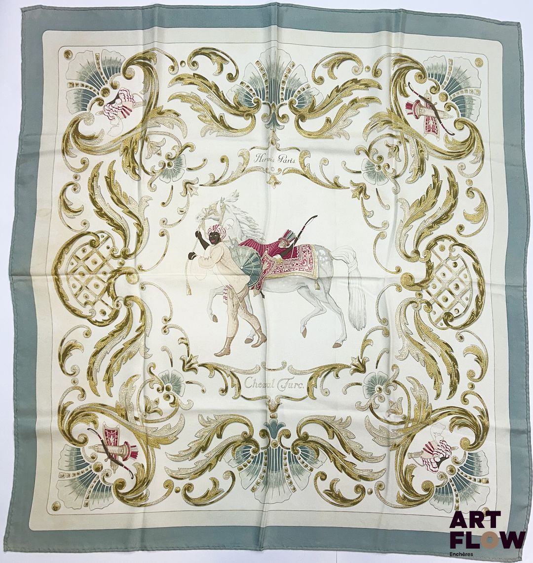HERMÈS Modèle "Cheval Turc" Carré en twill de soie d'après Christiane VAUZELLES 90 x 90 cm En l'état : usures, décoloration, roulotté aplati