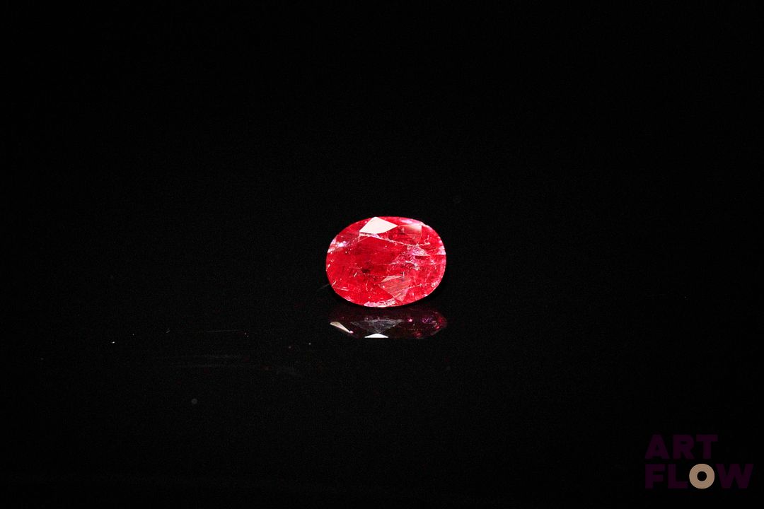 Rubis ovale. Probablement Tanzanie, non chauffé. 1.10 ct. 6.8mm x 5.7mm