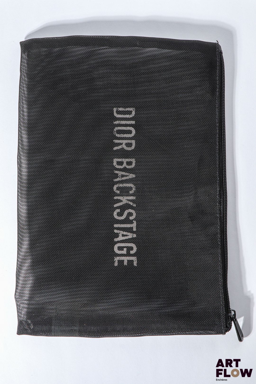 DIOR BACKSTAGE Pochette en maillage de matière synthétique noire Dimensions : 21 x 29 cm