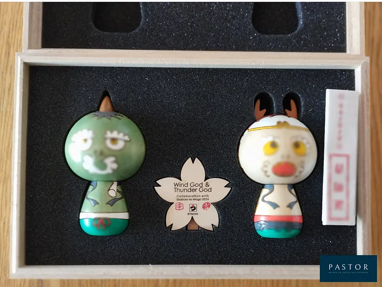 Takashi Murakami
Mago Mononoke Wind God & Thunder God Kokeshi Wood Dolls SET

Figurine en bois, Japon
Année 2024
Condition Excellent état
Boite Hauteur 12.7 cm Largeur 21.59 cm Profondeur 7.62 cm
Kokeshi 8 x 5 x 5 cm

Rare, objet de collection pour les fans du Japon et de Murakami
Dans l'emballage d'origine (boite en bois) et l'emballage cadeau, en parfait état
Le célèbre "Tawaraya Sotatsu" (Diagramme du Dieu du Vent et du Dieu du Tonnerre) du peintre de Kyoto « Tawaraya Sotatsu » du début de l'époque d'Edo (XVIIe siècle) est un chef-d'œuvre, mais cette kokeshi a été réalisée par Takashi Murakami pour « Mononoke Kyoto ».

Cette kokeshi est livrée avec un coffret en paulownia, une planche en bois portant le nom de l'œuvre et un certificat avec son numéro de série.


Expédition obligatoire, jusqu'à 5 Lithographies dans votre colis pour 14,76€ TTC en France Métropolitaine, et 29,64€ TTC pour l'Europe