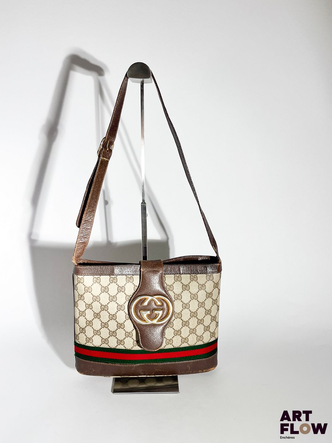 GUCCI Sac bandoulière en toile GG Supreme, tissu bicolore vert et rouge et cuir brun, bijouterie en métal doré, fermeture par bouton pression. Dimensions : H. 22 x L. 29 cm Garniture intérieure découpée