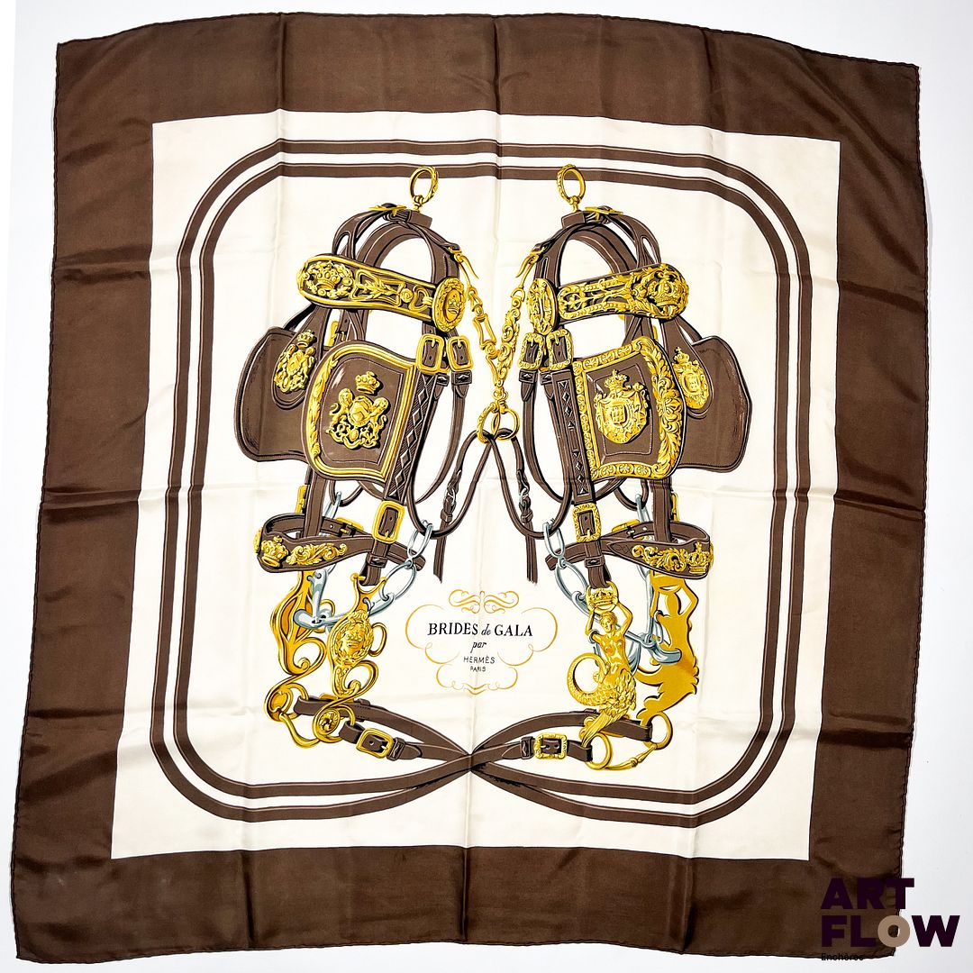 HERMES Modèle "Brides de Gala" Carré en twill de soie dans les tons crème et marron glacé d'après Hugo Grykar. 90 x 90 cm Très bon état général malgré quelques très légers défauts.