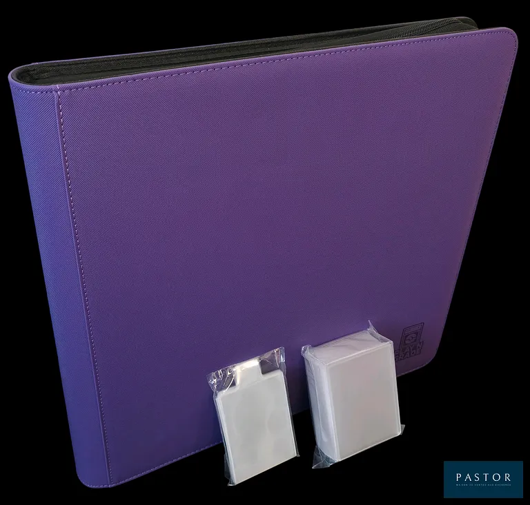 Ensemble de protections pour cartes à Jouer&Collectionner (Pokémon, Yu-Gi-Oh!, Magic...) comprenant : 
- Un classeur de rangement compatible toploaders 4x3 avec 480 emplacements - Fermeture Zip.
- Un paquet de 100 sleeves souples avec languettes.
- Un paquet de 35 toploaders rigides.