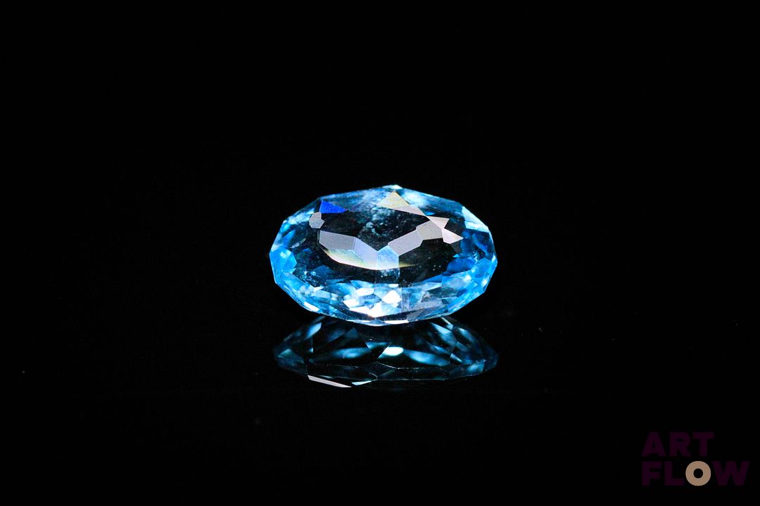 Topaze ovale fantaisie. Très belle couleur. 5.41 cts. 13.4mm x 10.0mm