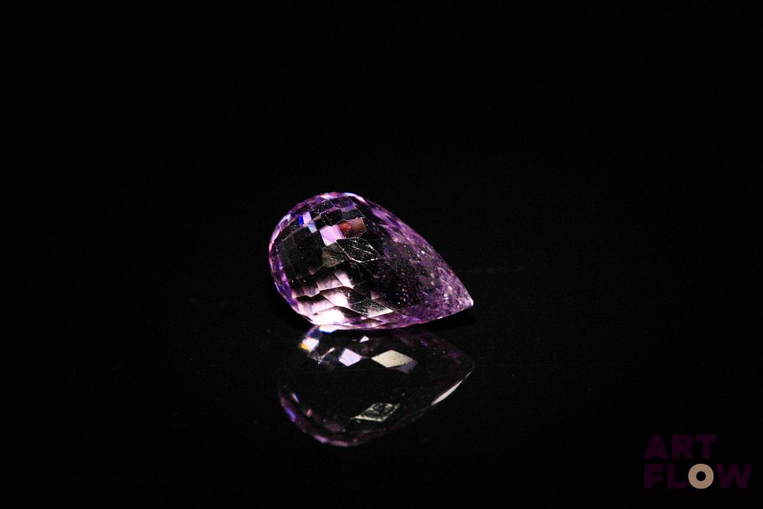 Améthyste briolette. 5.52 cts. 13.5mm x 8.5mm