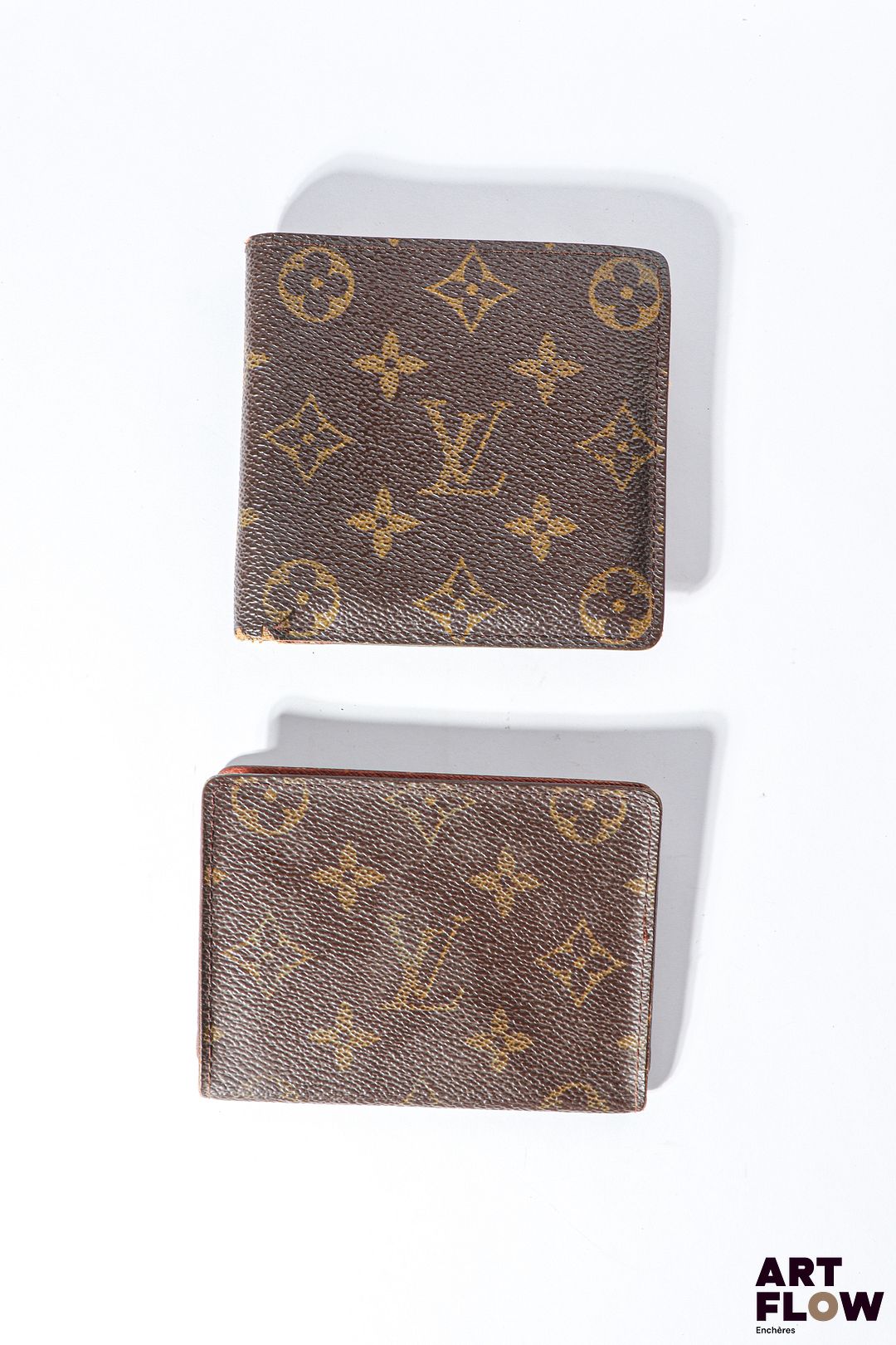 LOUIS VUITTON Ensemble comprenant un portefeuille et un porte-cartes Dimensions : 10 x 11 cm et le porte-cartes 11,5 x 8 cm Usures