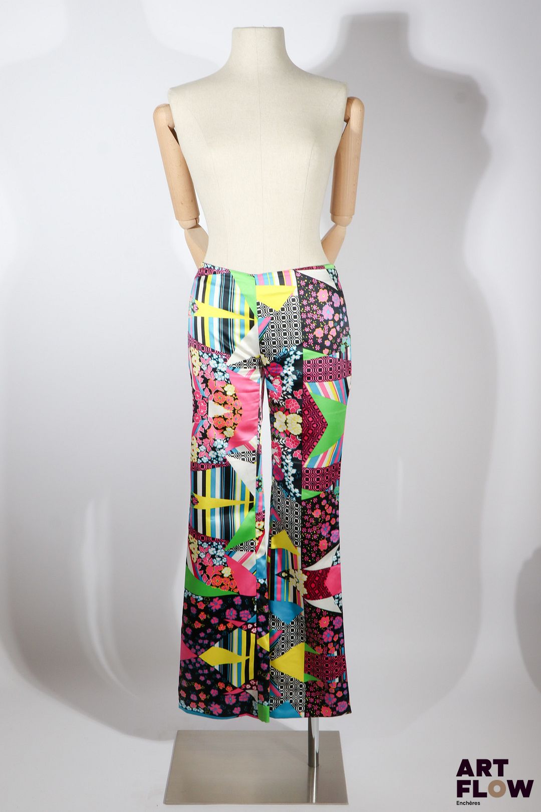 VERSACE CLASSIC Pantalon légèrement bootcut en polyester et elasthane à motifs multicolores. Taille 28 Très légères usures et traces