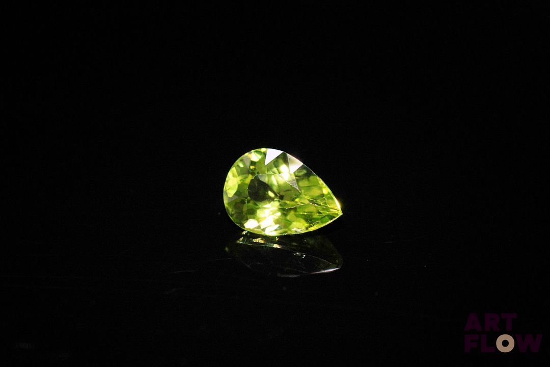 Péridot poire. Jolie couleur, VS. 1.60 ct. 9.0mm x 6.3mm