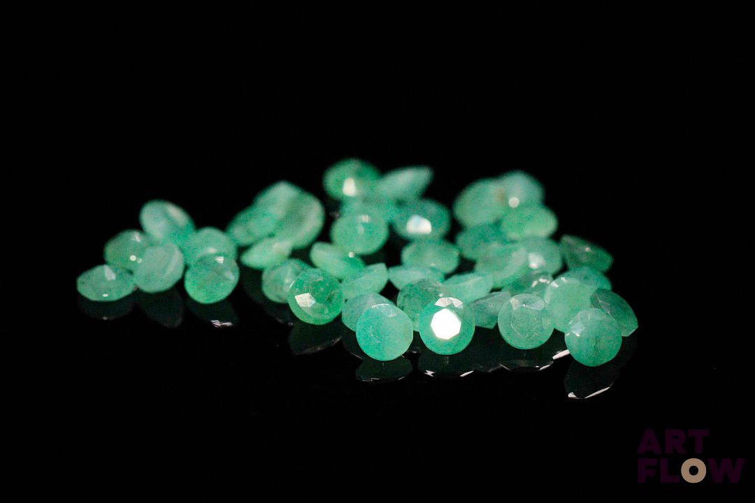 Quarante émeraudes rondes. Probablement Brésil, non chauffée. 4.48 cts. Diam. moy.: 3.0mm