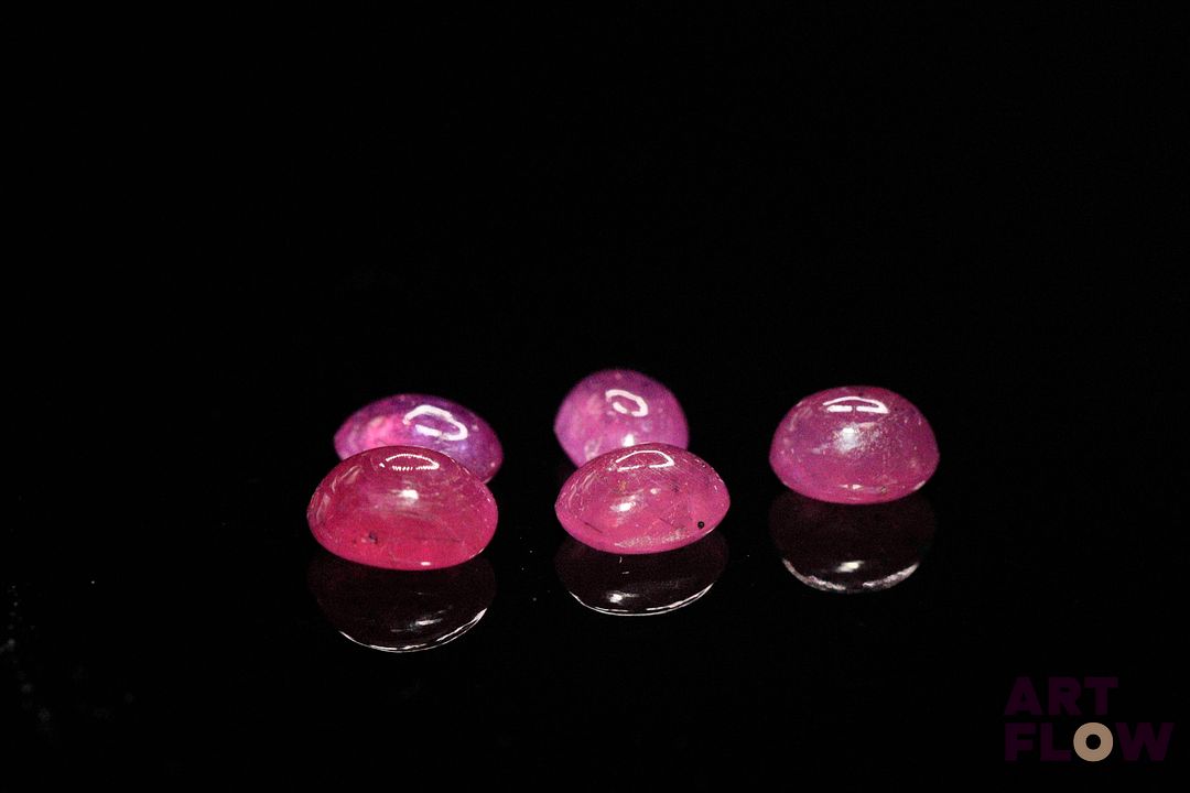 Cinq rubis cabochons ovales. 8.05 cts. Dims. moy.: 7.25mm x 5.75mm
