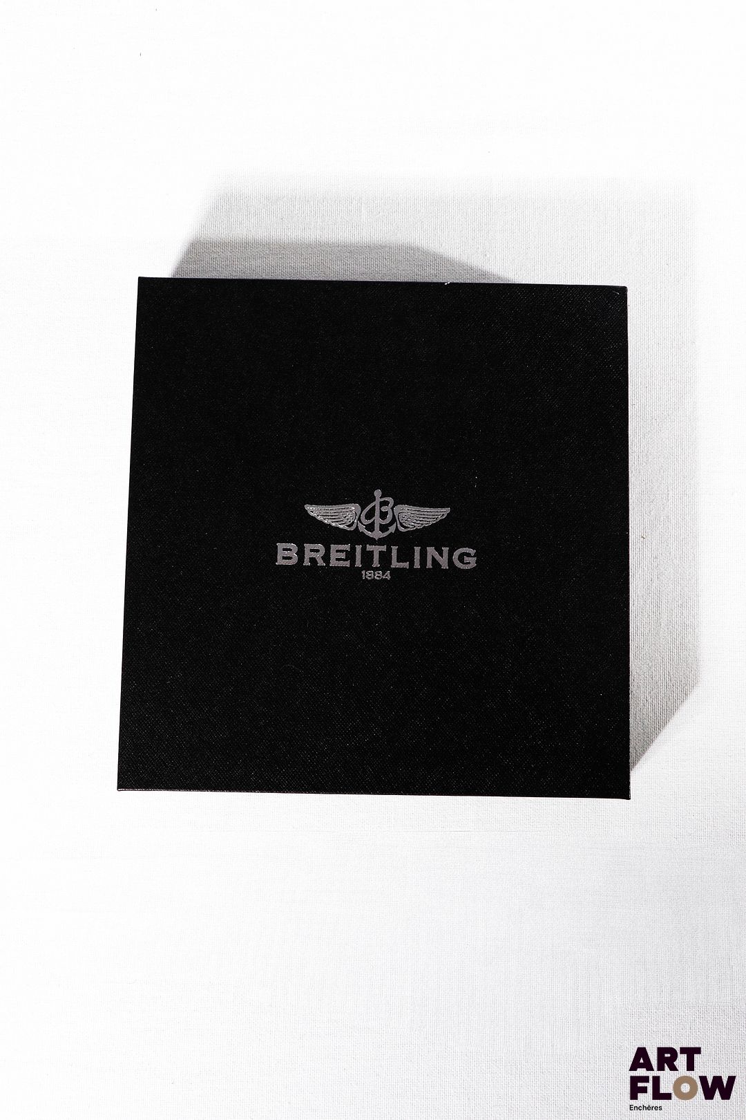 BREITLING Stylo gel en métal argenté. Signé. Dans son étui en cuir et son écrin d'origine. Longueur du stylo : 13,5 cm Très bon état général