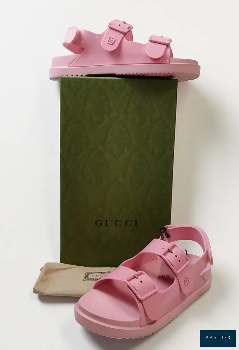 GUCCI. Paire de sandales "Mini Double G" en caoutchouc coloris "Wild Rose", scratch à l'arrière, P.42. Parfait état, avec dust-bag et boîte - TVA Récupérable