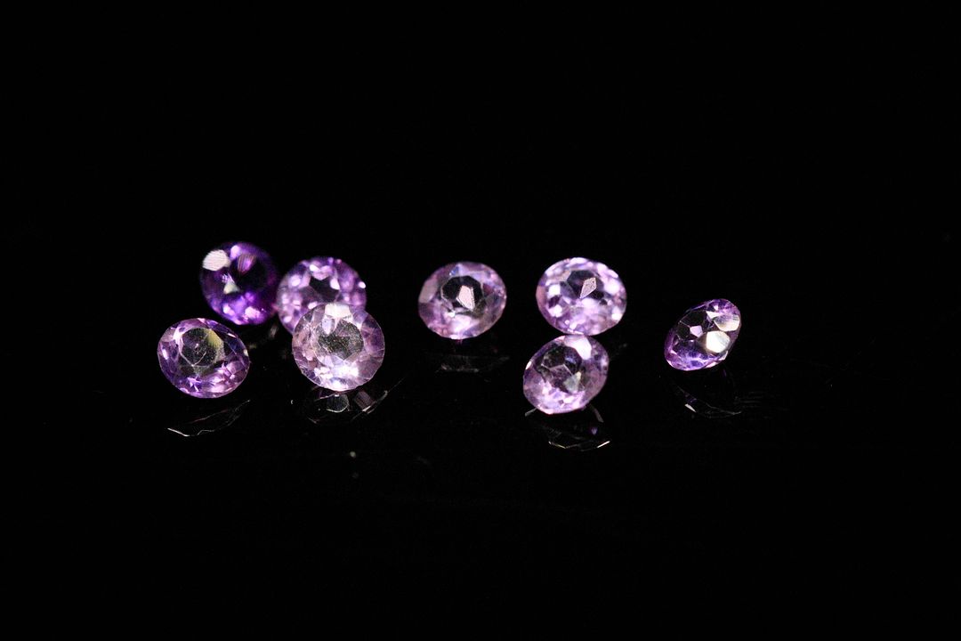Huit améthystes rondes. 1.51 ct. Diam. moy.: 4.0mm