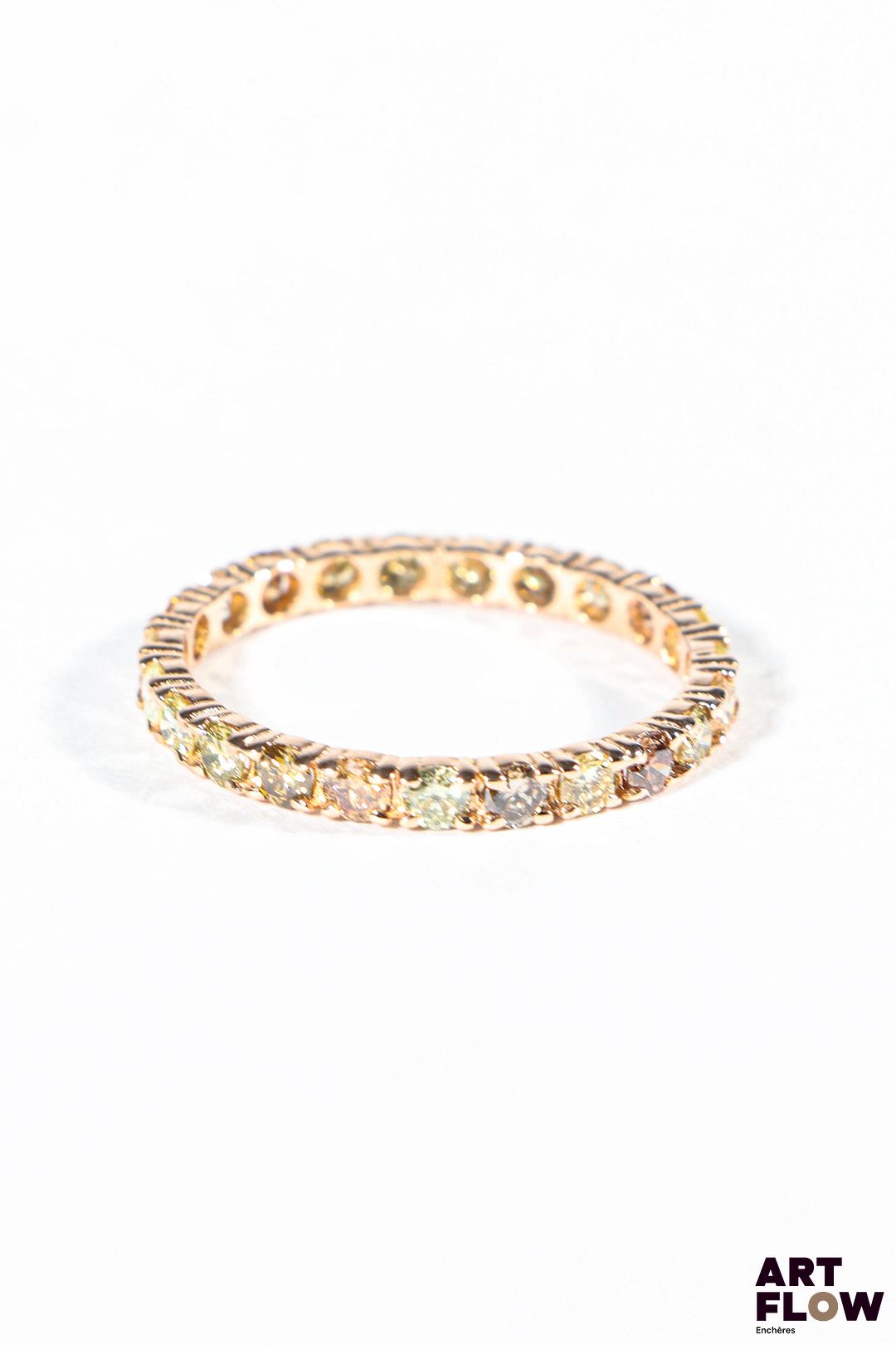 Alliance américaine en or rose 14 kt sertie de diamants naturels fancy rose, jaune, vert et marron totalisant 1,20 carats. Tour de doigt : 54 Poids brut : 1,22 g Avec son certificat