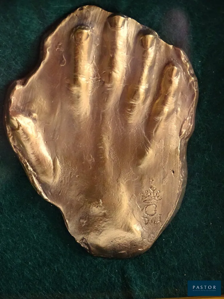 Salvador Dali 
relief original rare

 environ 6 x 4,5 cm Argent, finition or 24 carats Bon état Signé


Expédition obligatoire, jusqu'à 5 Lithographies dans votre colis pour 14,76€ TTC en France Métropolitaine, et 29,64€ TTC pour l'Europe