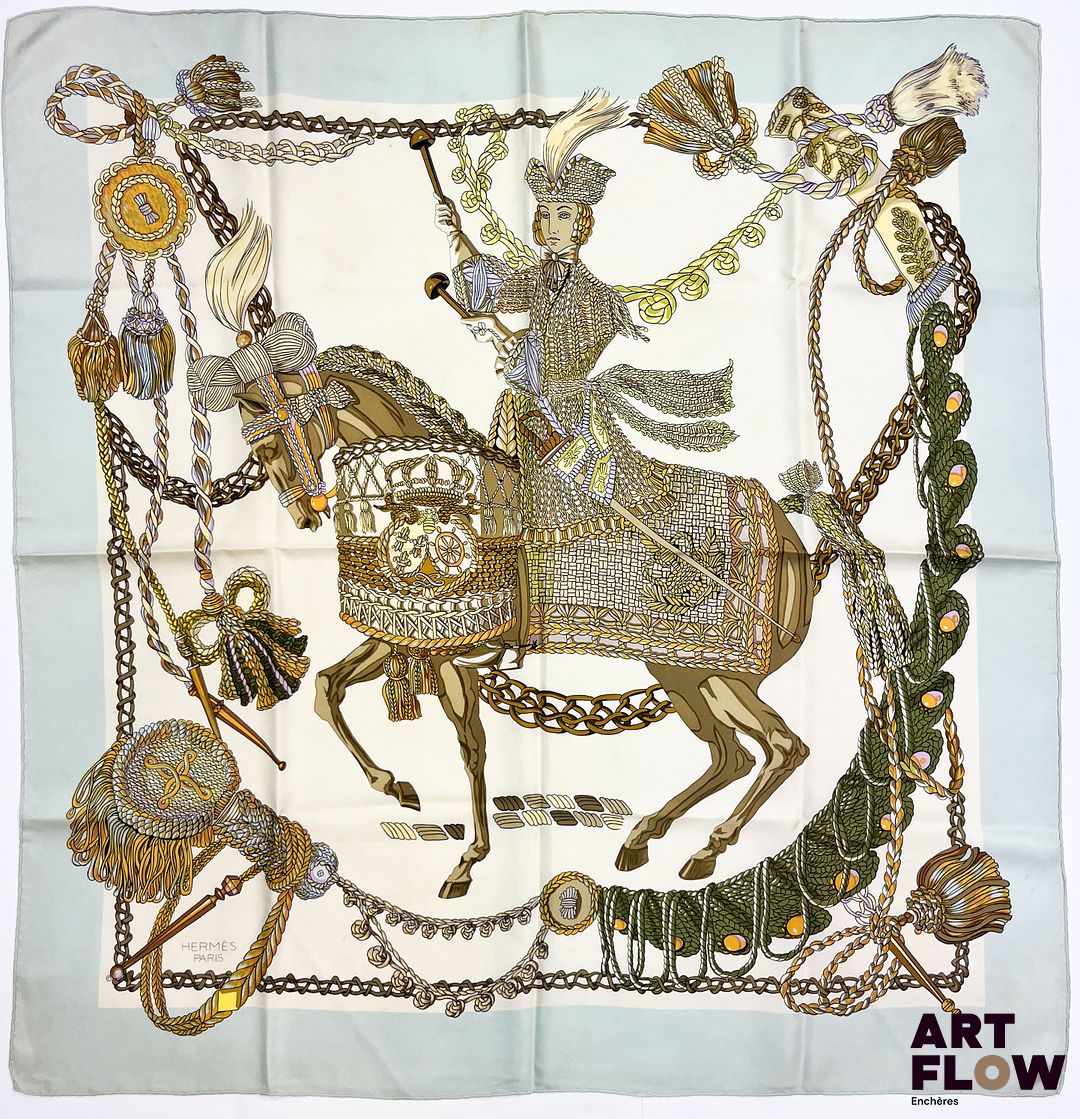 HERMÈS Modèle "Le Timbalier" Carré en twill de soie d'après Françoise HERON 90 x 90 cm Bon état général malgré tâches et décolorations