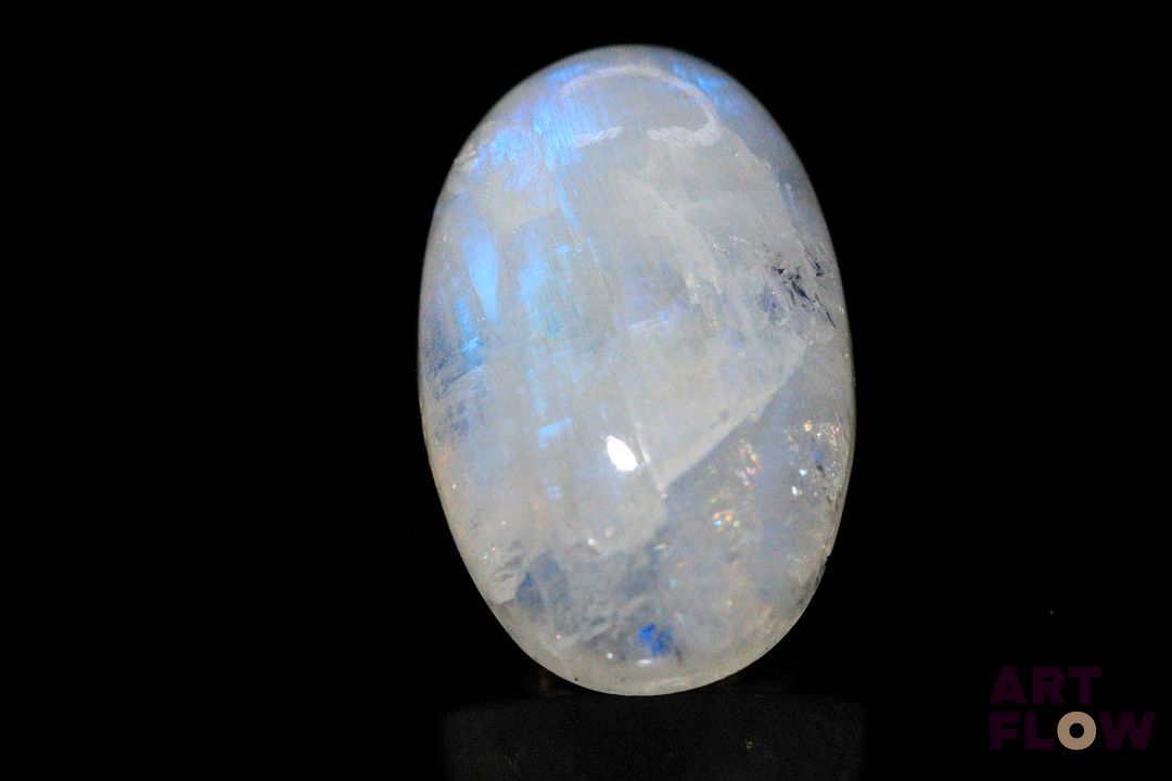 Importante pierre de lune cabochon ovale. Beaux éclats de couleur. 15.80 cts. 21.5mm x 14.0mm