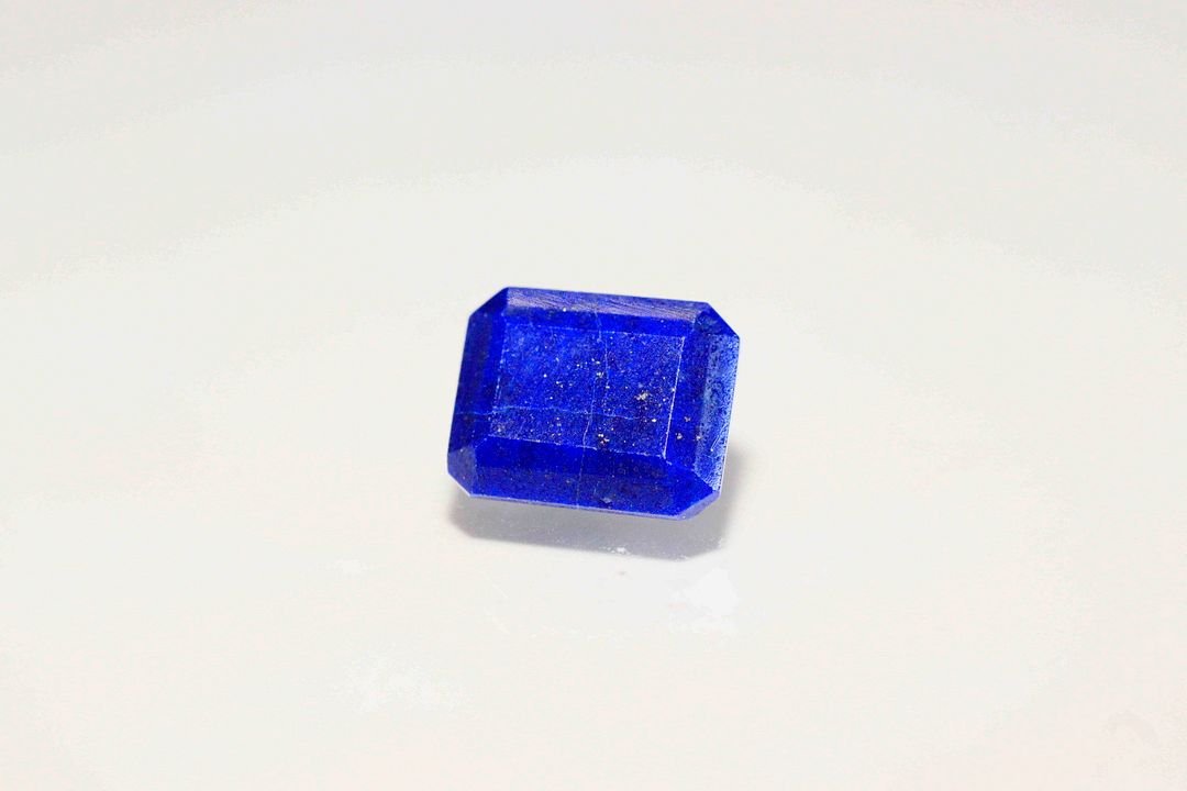 Lapis lazuli rectangulaire à pans coupés. Belle couleur. 3.03 cts. 10.0mm x 8.0mm