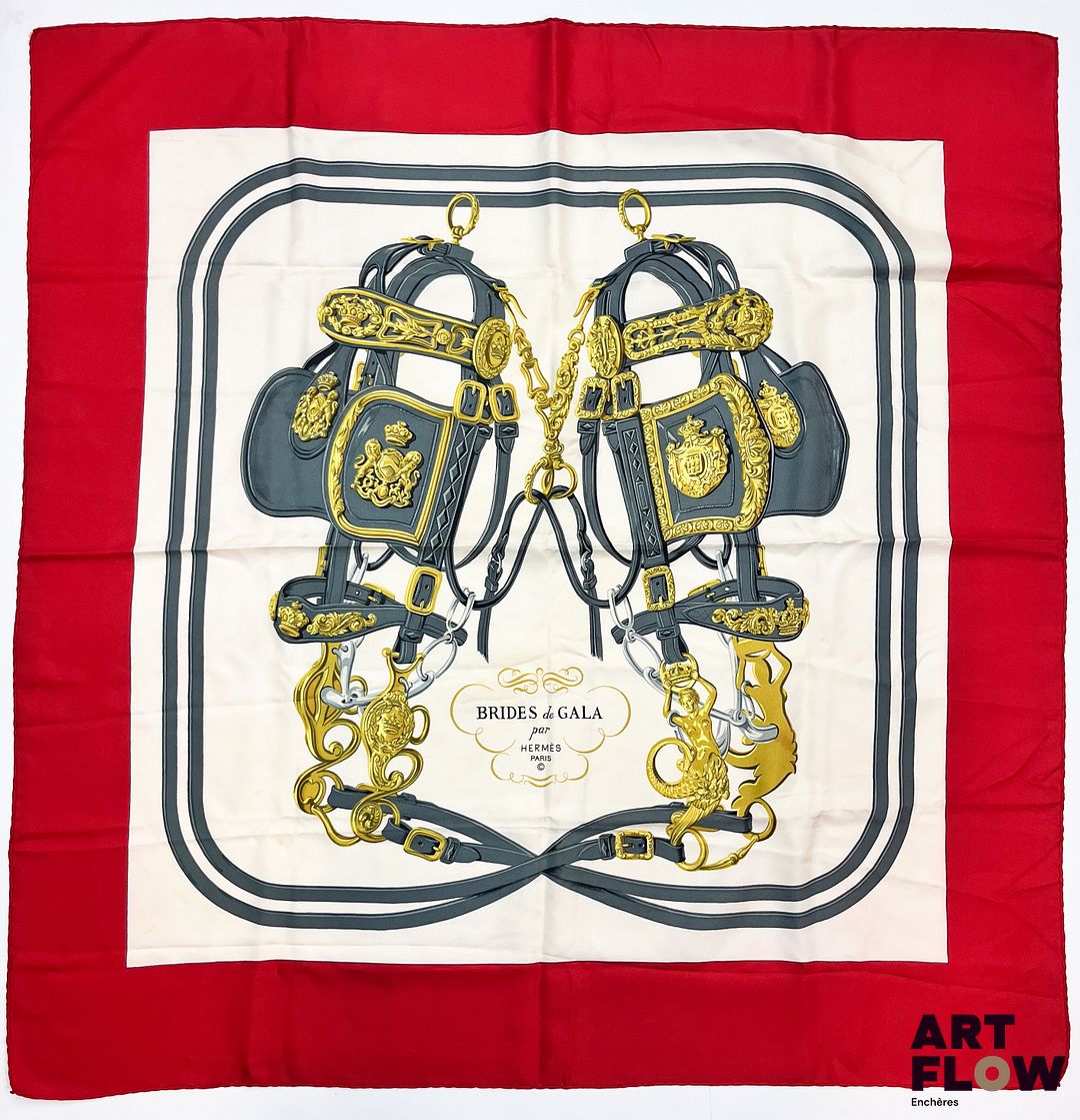 HERMÈS Paris Modèle Brides de Gala d'après un dessin d'Hugo Grygkar. Carré en twill de soie à bordure coquelicot Dimensions : 90 x 90 cm En l'état (Petites tâches, traces..) Bibliographie : Genevieve Fontan, Carrés d'art, Dictionnaire illustré des carrés Hermès valeur, 2025