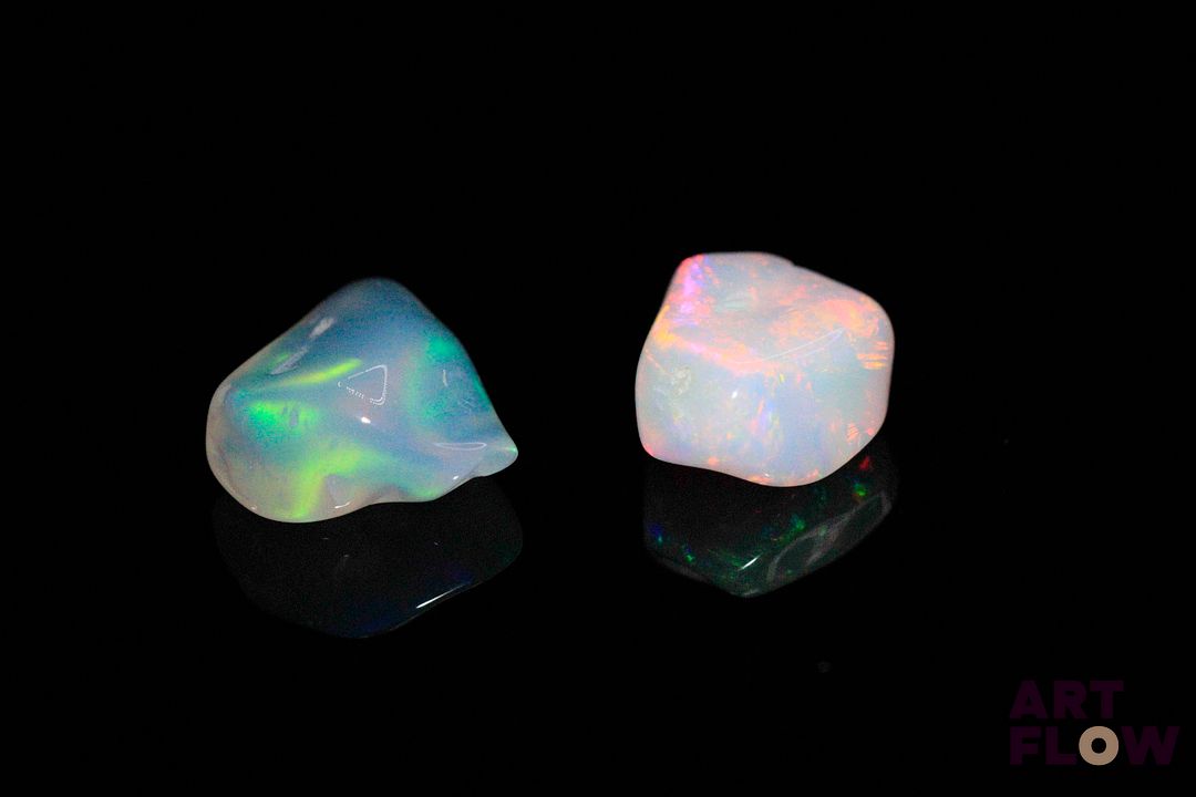 Appairage de semi-bruts d'opales blanches . 4.25 cts. Dims. moy.: 11.0mm x 10.0mm