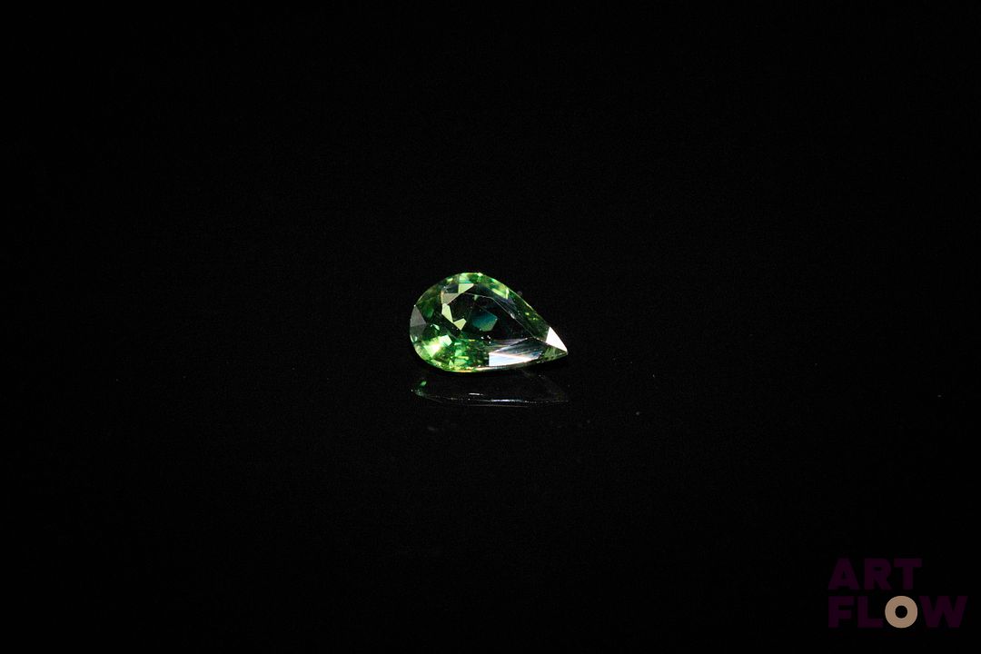 Saphir vert poire. Belle couleur, VS. 0.65 ct. 7.0mm x 5.0mm