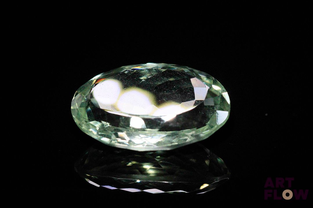 Améthyste verte (prasiolite) ovale. Probablement Brésil, VVS. 16.62 cts. 22.0mm x 14.0mm