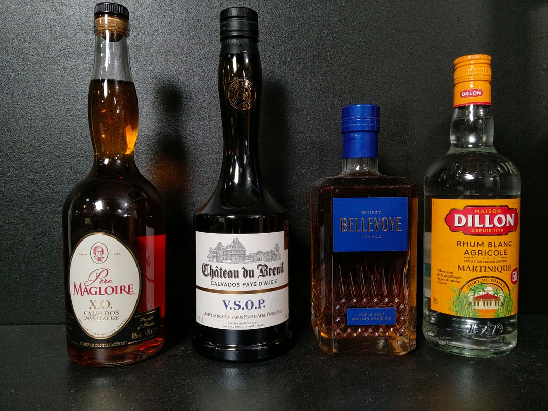 Lot de 4 bouteilles de spiritueux : Calvados Père Magloire XO, Calvados Château du Breuil VSOP, Whisky Bellevoye, Rhum blanc Dillon Martinique