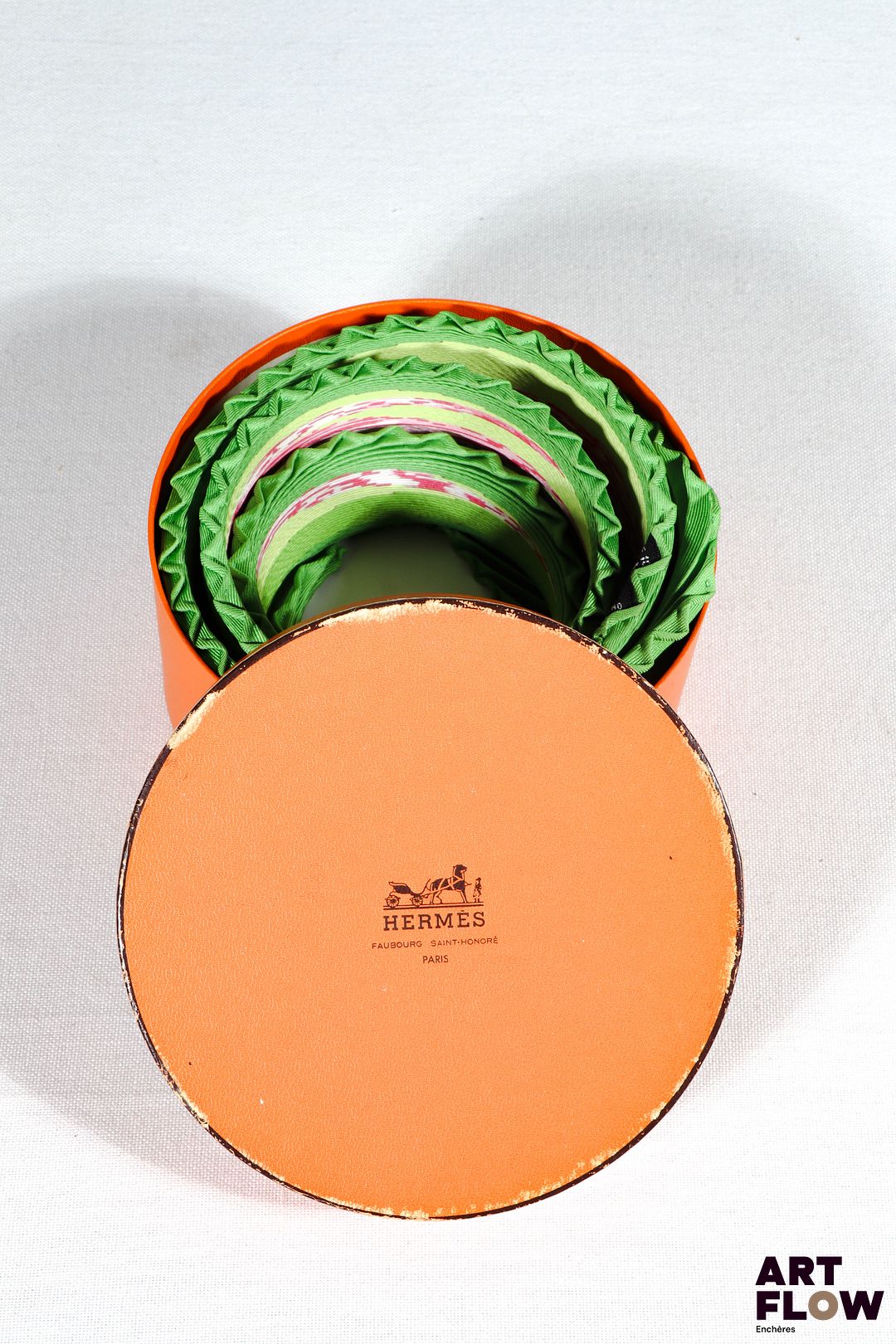 HERMÈS Paris Modèle Zèbres II Carré plissé en twill de soie à dominantes verte et rose. Dans sa boîte. Edition circa 2015