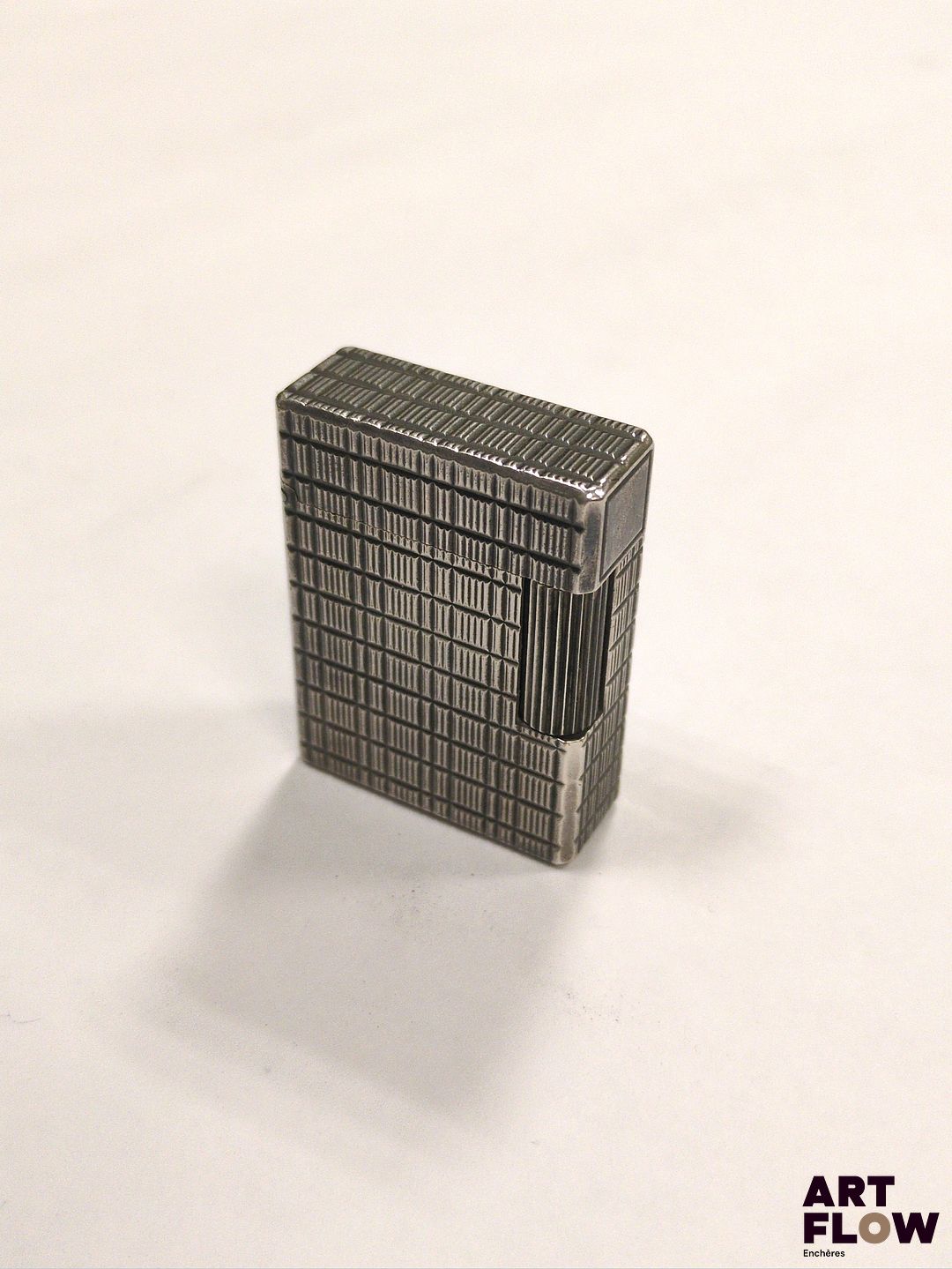 DUPONT Briquet en métal argenté à décor strié. Hauteur : 5 cm
