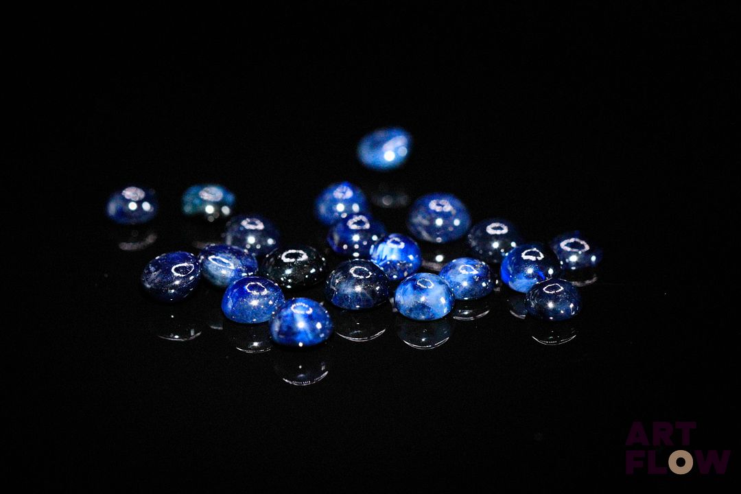 Vingt saphirs cabochons ronds. 6.04 cts. Diam. moy.: 3.5mm