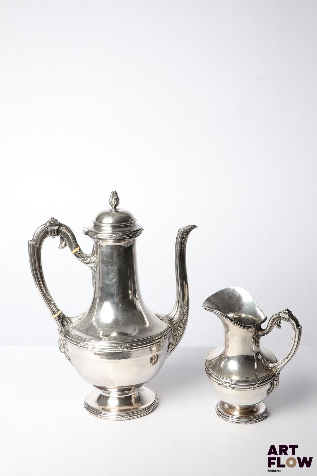 Théière et pot à lait en argent (poinçons Minerve), à décor de faisceaux enrubanés. Poids brut total : 1082,6 Petits accidents (enfoncement et pied tordu)
