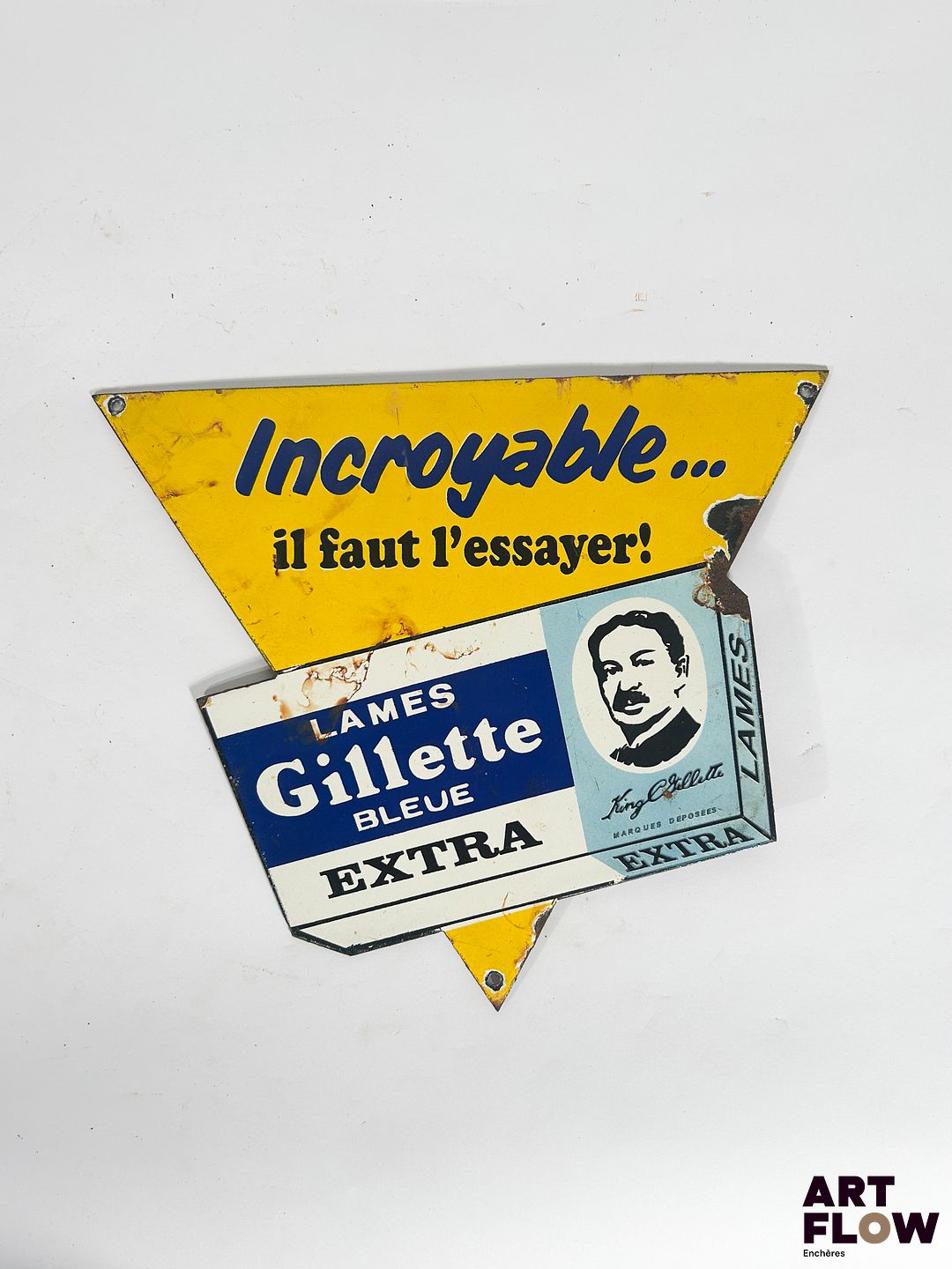 Plaque émaillée triangulaire Gillette Dimensions : 30 x 30 cm Petits éclats et traces de rouille