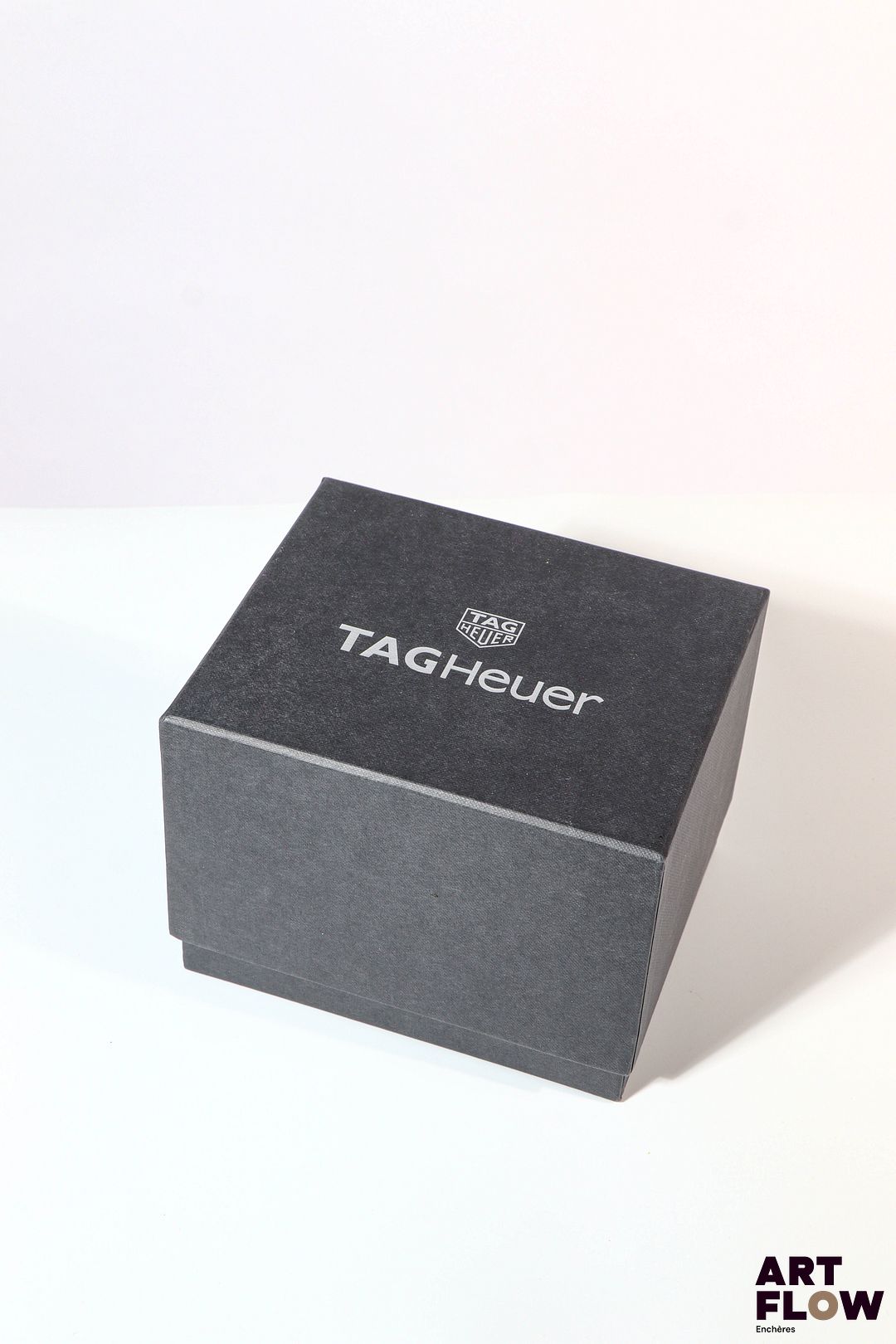 TAG HEUER Sur boite en carton noir Inscription Tag Heuer sur le couvercle 13 x 15 x 11,5 cm Bon état général