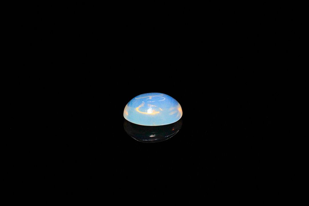 Opale cabochon ovale. Jolie couleur, beaux éclats de couleur. 0.82 ct. 8.0mm x 6.0mm