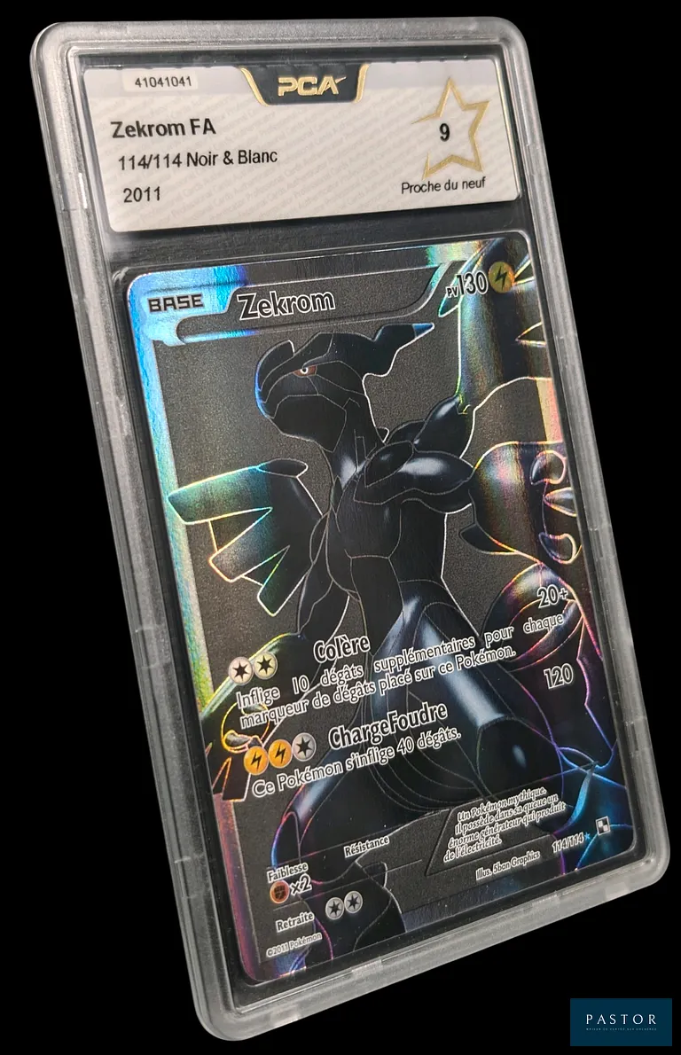 Carte Pokémon gradée Zekrom 114/114 – Full Art – PCA 9.
Série du bloc Noir & Blanc : Noir & Blanc.
Carte en état Proche du neuf (PCA 9), en français.
