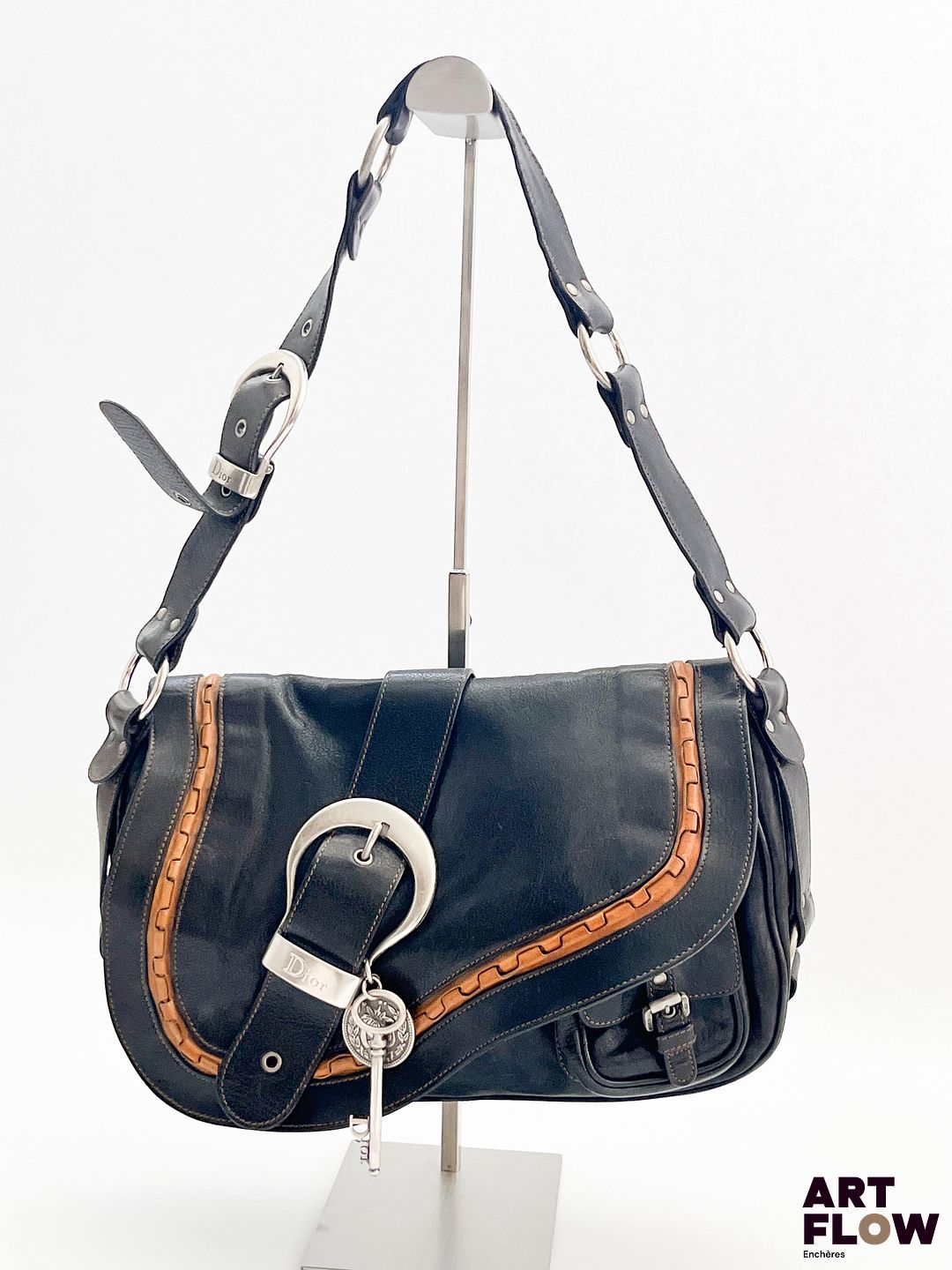 DIOR, par John Galliano Vers 2007 Gaucho Sac à main ou porté épaule en cuir marron et noir, bijouterie en métal argenté. Dimensions : 31 x 23 x 8 cm Belle patine d'usage. En l'état (patine, usures conformes à l'âge de la pièce) avec dustbag