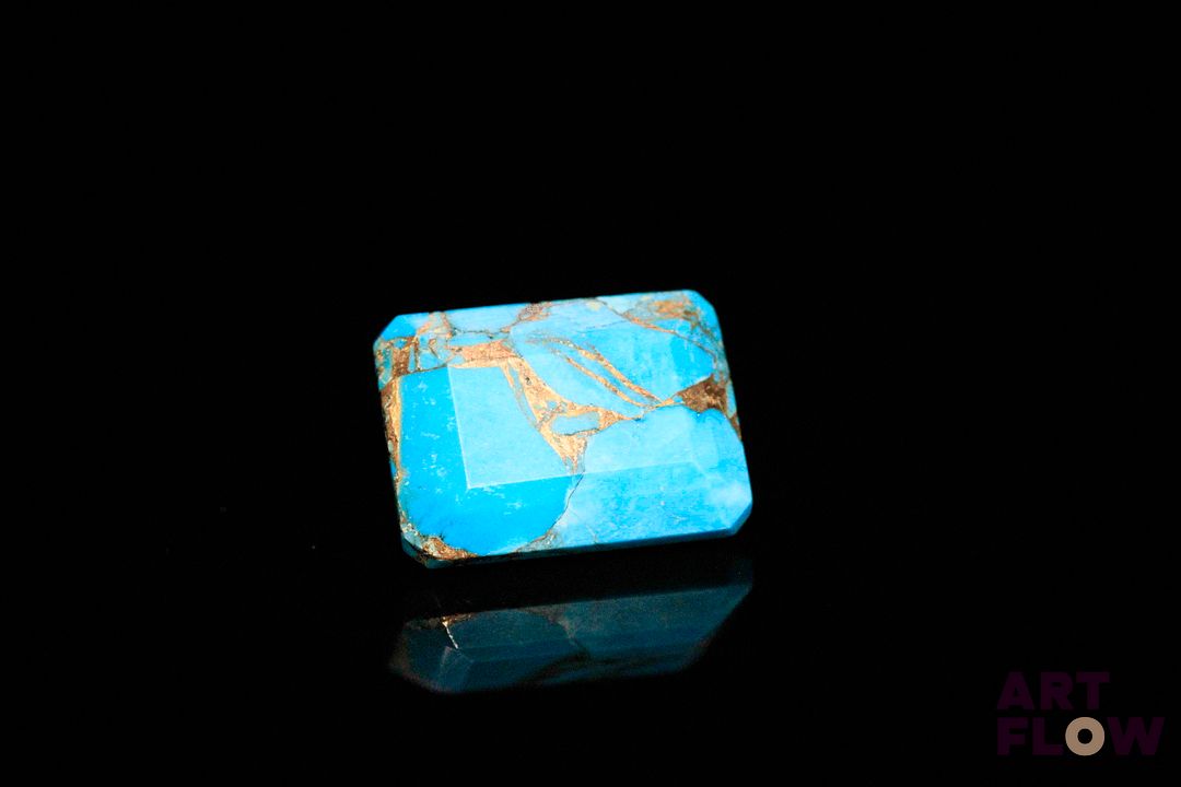 Turquoise «copper» rectangulaire à pans coupés. Traitée. 7.38 cts. 14.0mm x 10.0mm