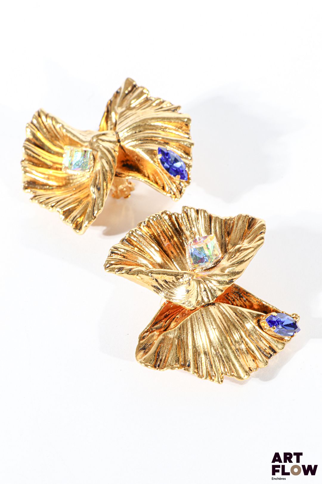 SAINT LAURENT Paire de clips d’oreilles en metal doré ornés de strass. Signés au dos. 6,5 × 6 cm environ dans son pochon et sa boite d’origine