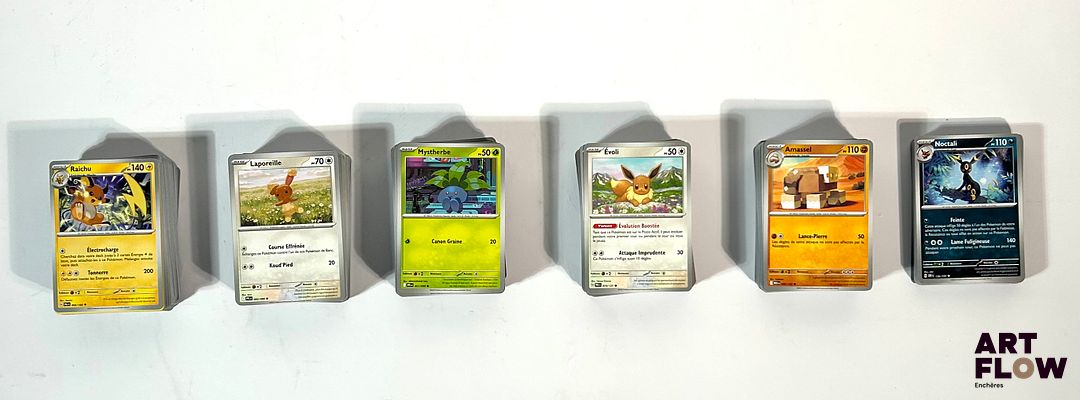 POKEMON ETB vide contenant environ 543 cartes communes et peu communes. Séries diverses Etats variables selon les cartes
