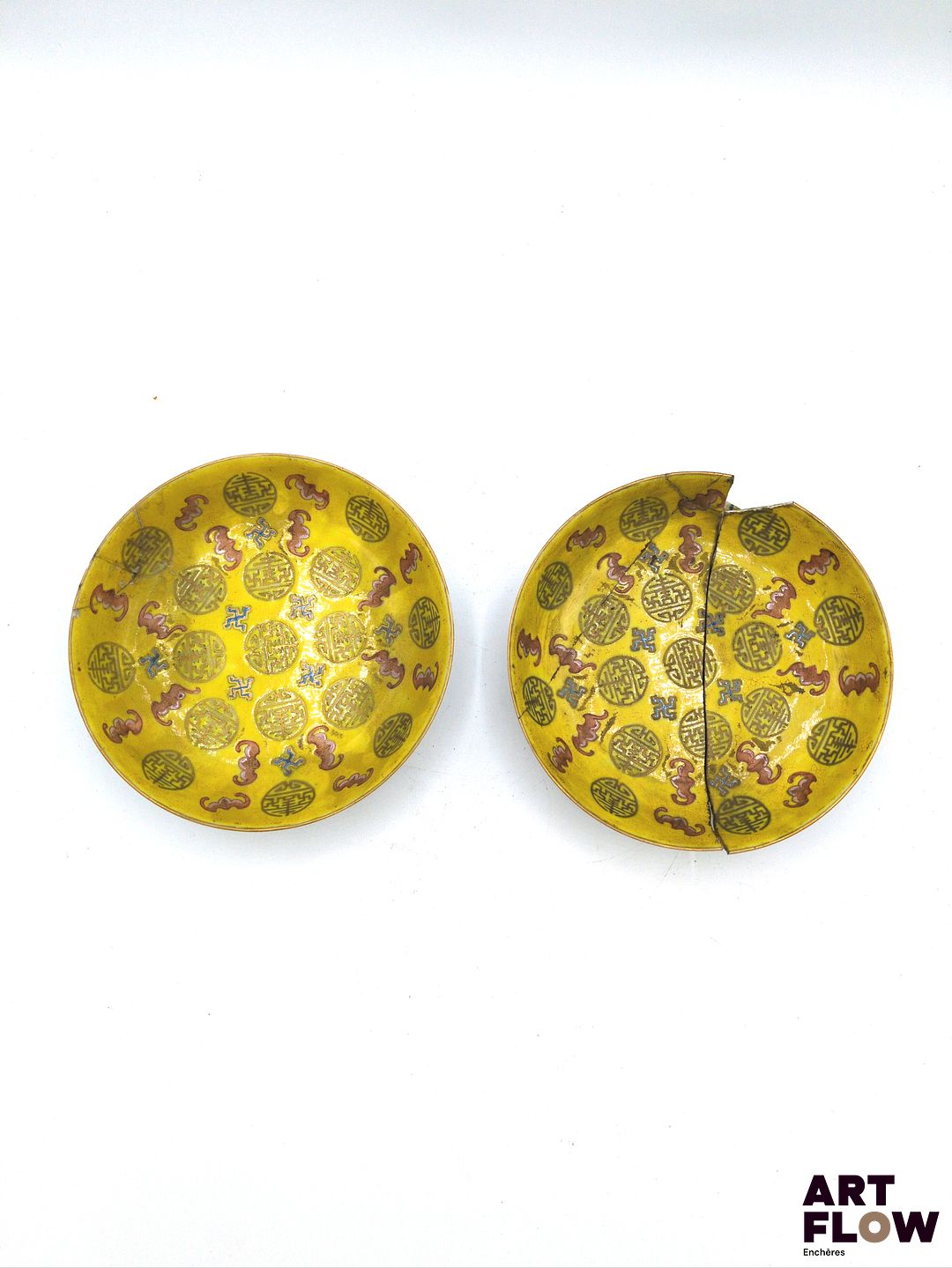 Chine, époque Guangxu, Paire d’assiettes en porcelaine jaune, à décor de motifs de longévité, chauves souris et svastikas. Marque Guangxu au revers. Importants accidents aux deux, et restaurations Diamètre : 14,5 cm Expertise : Cabinet Ansas Papillon & de Léry
