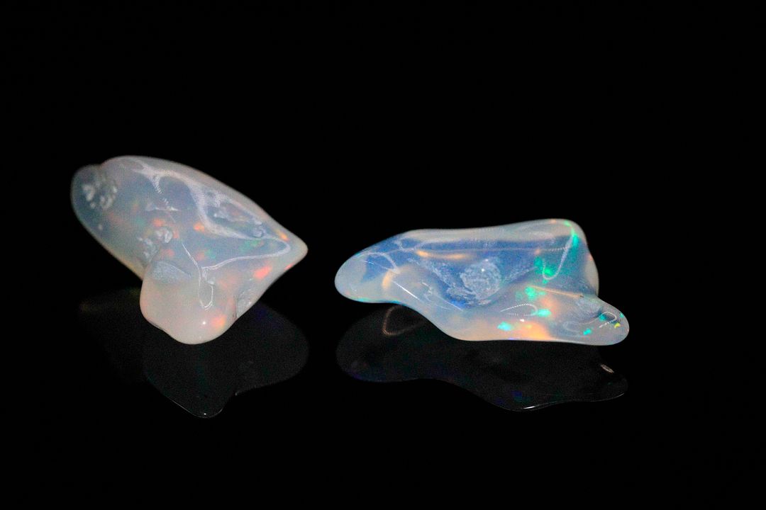 Quatre semi-bruts d&rsquo;opales blanches . Beaux éclats de couleur. 5.78 cts. 17.0mm x 10.0mm