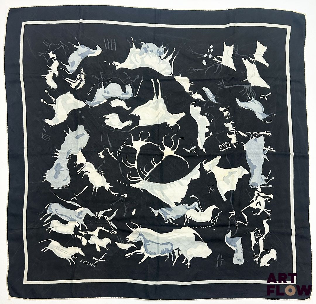 HERMÈS Modèle "Préhistoire : Grottes de Lascaux" Carré en twill de soie d'après Hugo GRYGKAR 90 x 90 cm 1ère édition 1951 Usures liées à l'âge de la pièce. Avec boîte Bibliographie : Genevieve Fontan, Carrés d'art, Dictionnaire illustré des carrés Hermès valeur, 2025, p.196