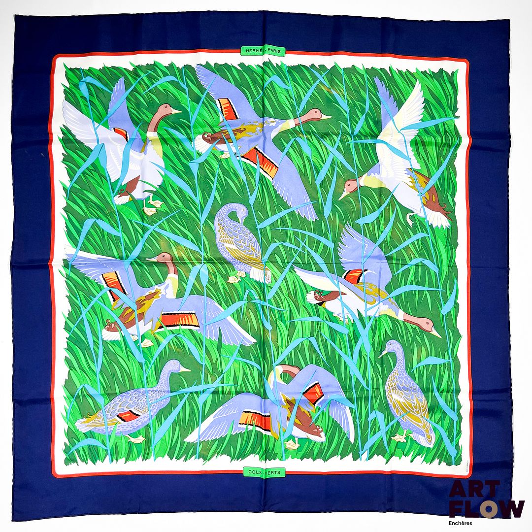 HERMES Modèle "Cols verts" Carré en twill de soie dans les tons verts et bleus, d'après Christiane Vauzelles. 90 x 90 cm
