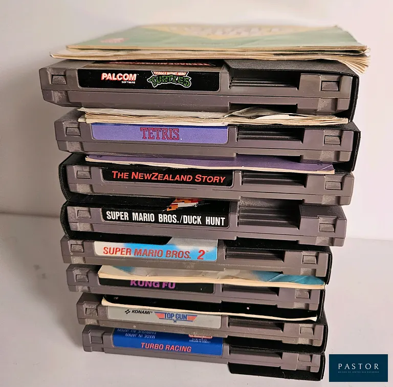 NINTENDO - NES. Lot de 8 jeux avec fourreau en loose dont certains avec notice et : TMNT, Tetris, The Newzealand Story, Super Mario/Duck Hunt, Super Mario 2, Kung Fu, Top Gun et Turbo Racing + 2 notices seules. PAL
