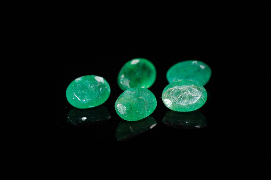 Cinq émeraudes ovales. Probablement Brésil, non chauffée. 4.39 cts. Dims. moy.: 7.0mm x 5.0mm