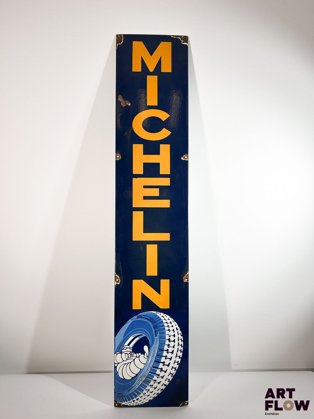 Plaque émaillée rectangulaire Michelin Dimensions : 122 x 24 cm Petits éclats et traces de rouille