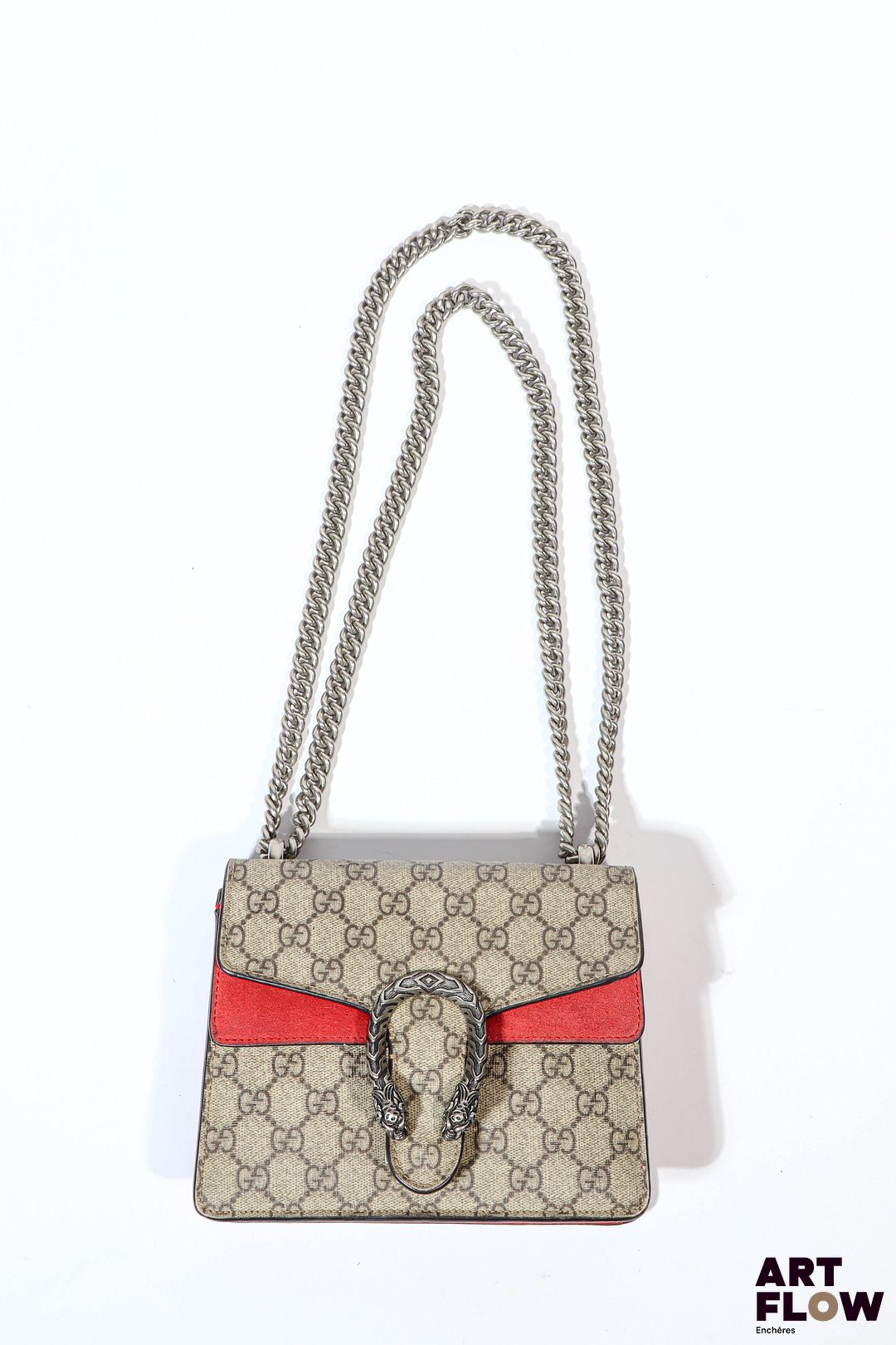 GUCCI Modèle Dionysus Sac porté épaule en toile enduite beige monogrammée et cuir rouge. Fermoir à pression 16,5 x 19 cm (sans la anse) Petites tâches à l'intérieur